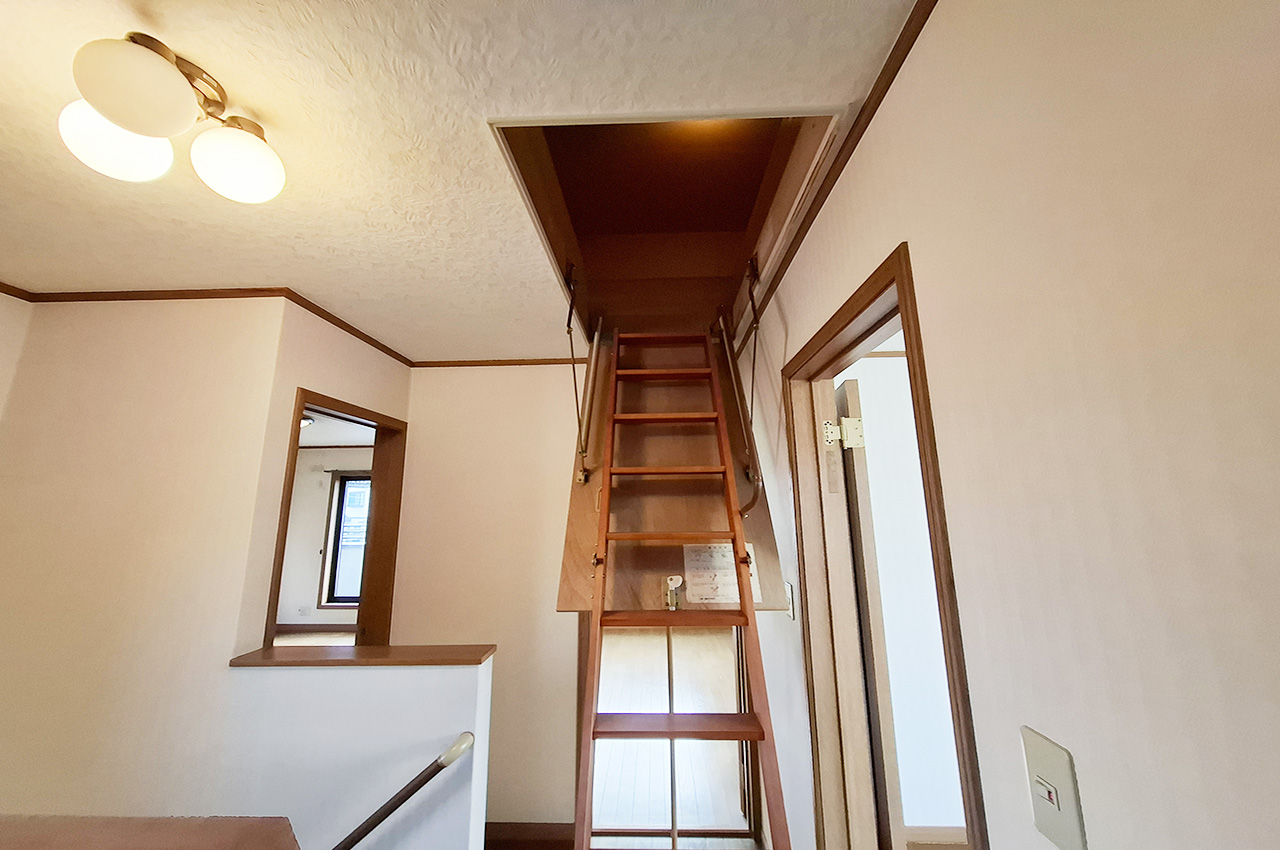 屋根裏収納梯子