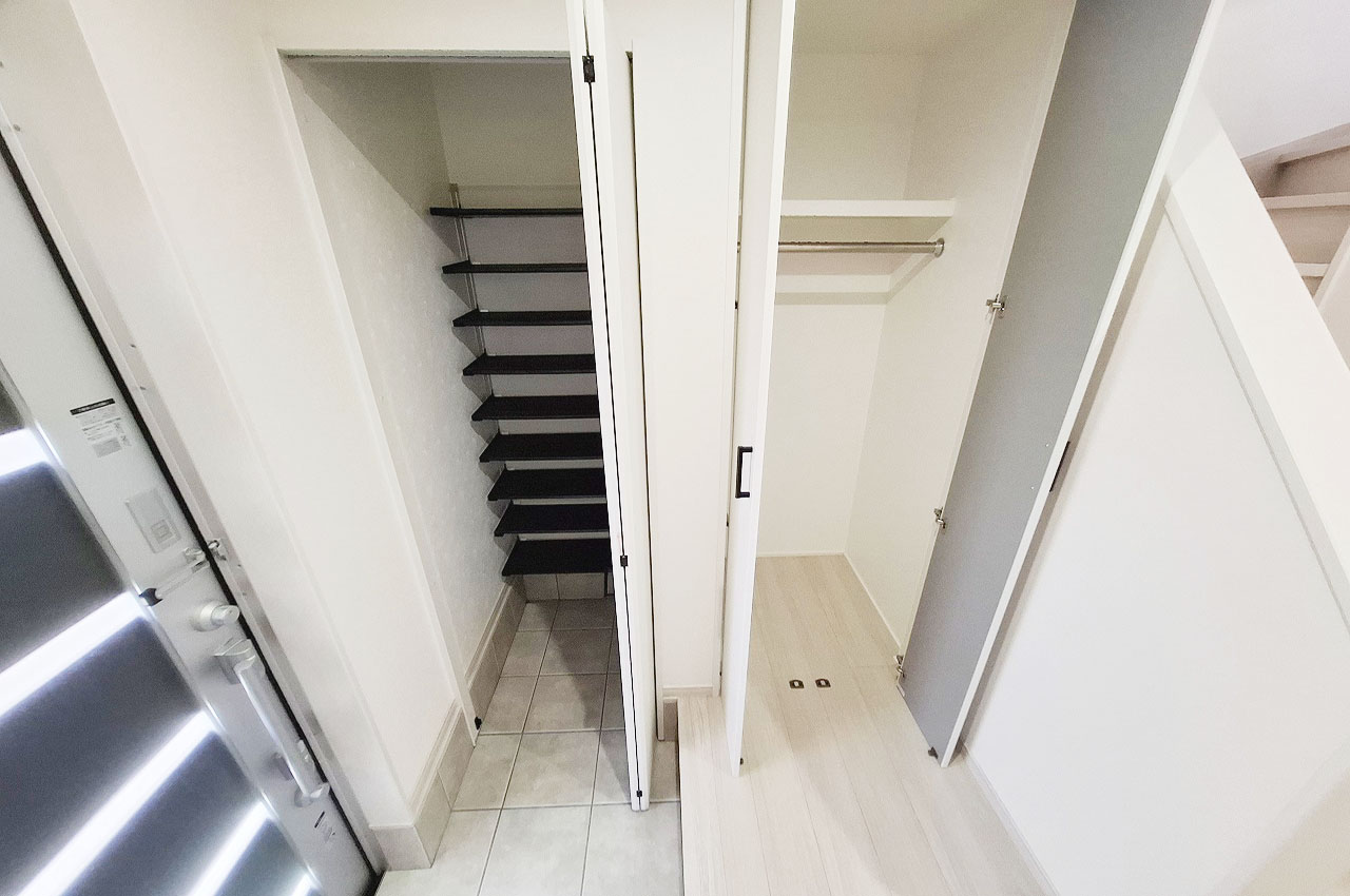 靴以外にも外出用品などまとめて片付けらるシューズインクローゼット。