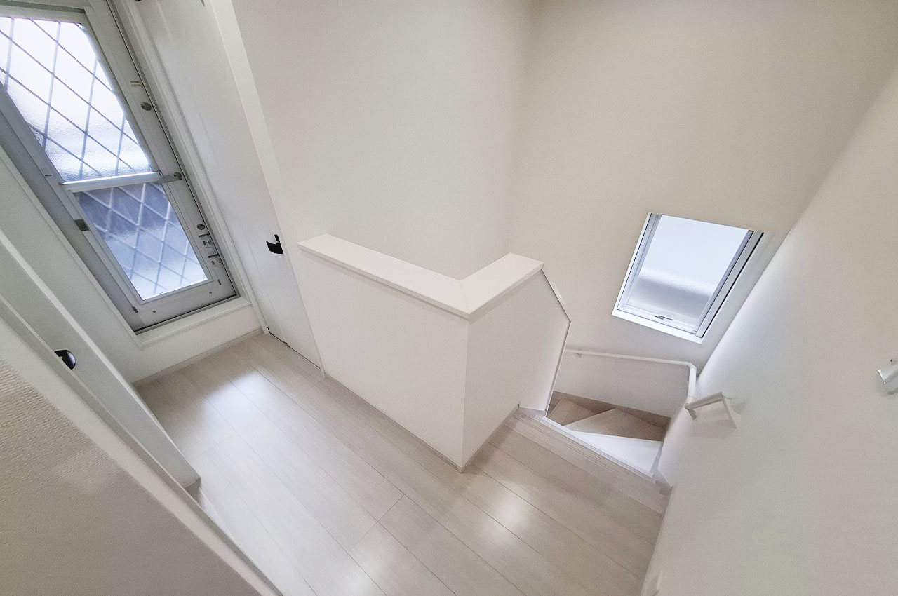 階段ホールには窓があり、自然光を取り入れて明るさを確保。