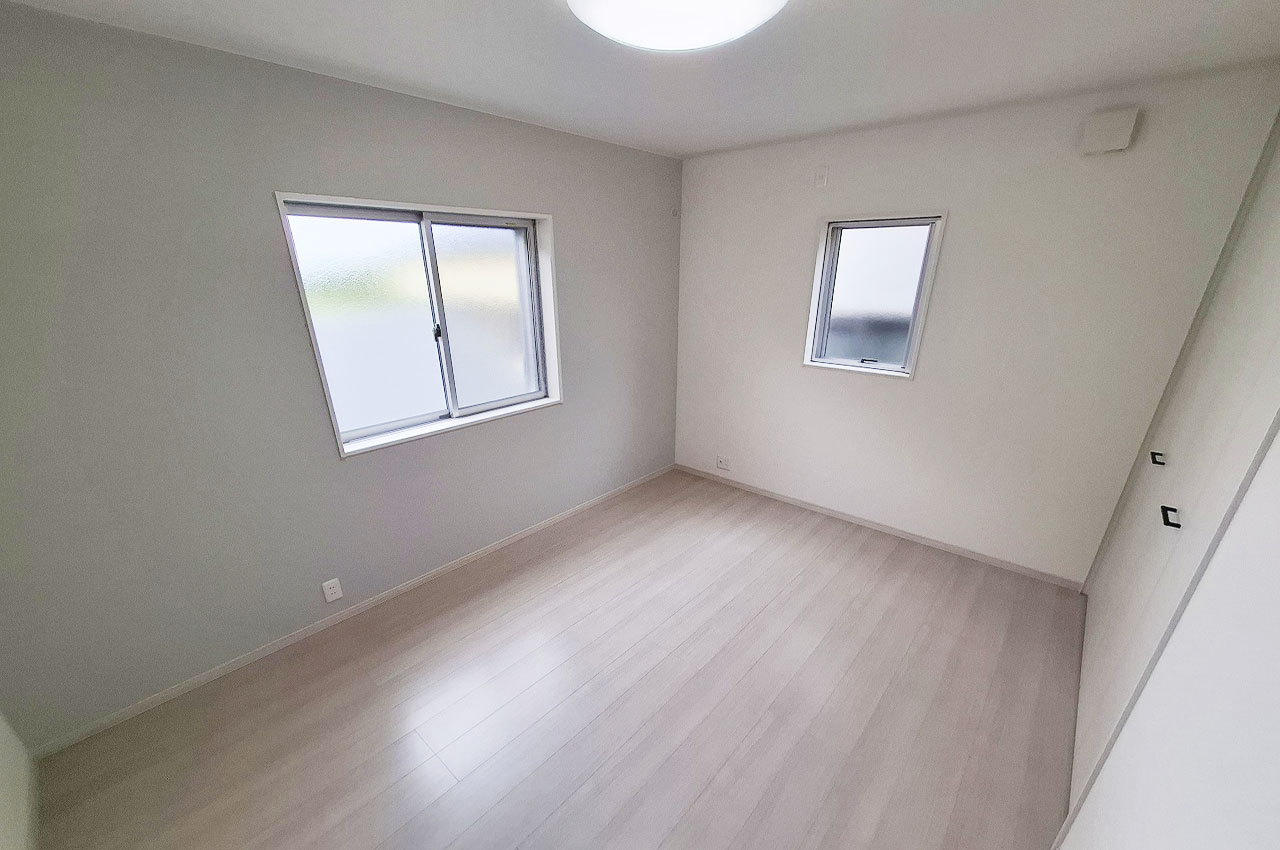 クロス貼替えで明るく一新された洋室①。シンプルで使いやすい空間です。