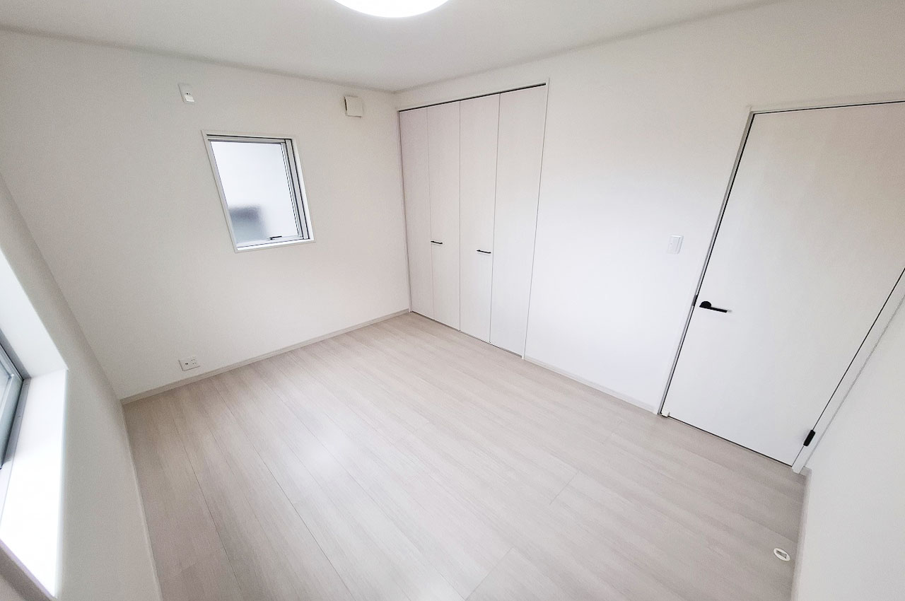 二面採光で明るい約6帖の洋室①。シンプルな収納付きで、清潔感と使いやすさを両立。