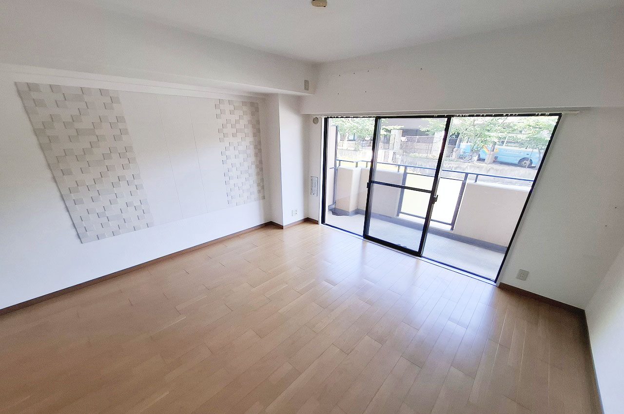 南東向きのバルコニーに面した明るいリビング。