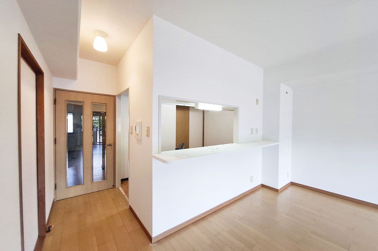 カウンターのある対面式のキッチン。家事をしながら家族を見守ることができます。