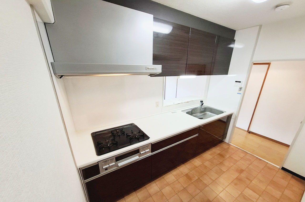 タカラスタンダード製の落ち着いたブラウンのシステムキッチン。