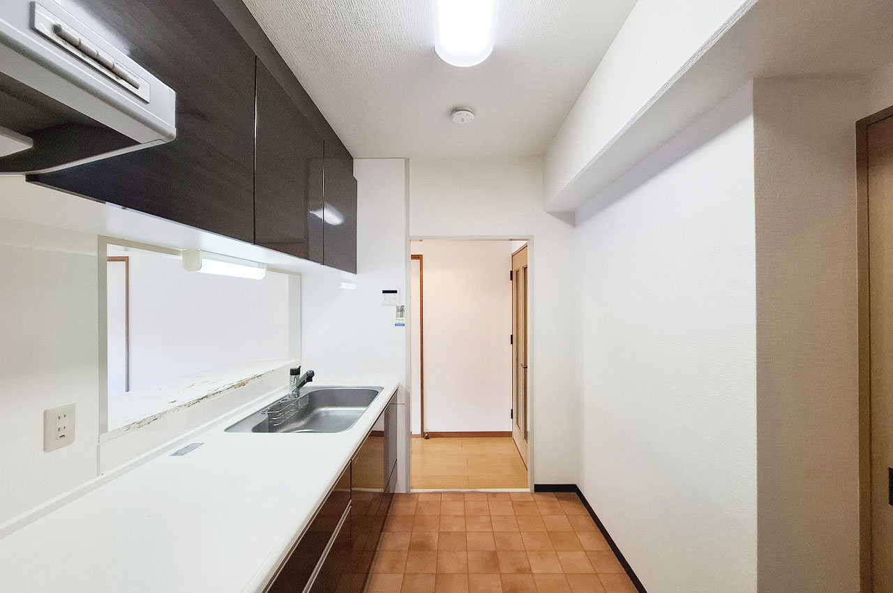 キッチンの床は油や水分の汚れをさっと水拭きできるクッションフロアです。