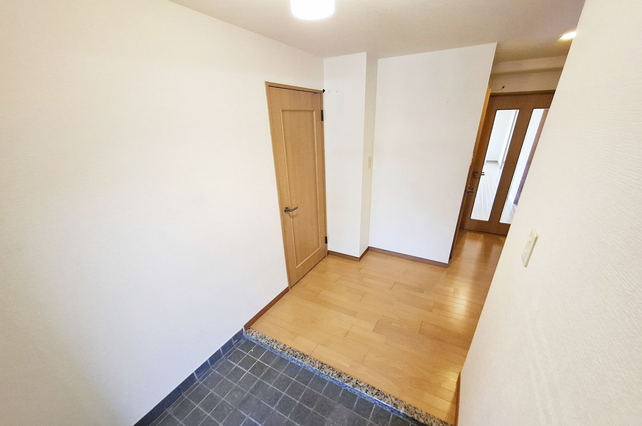 来客から室内への視線をずらす効果のあるレイアウトになった玄関。