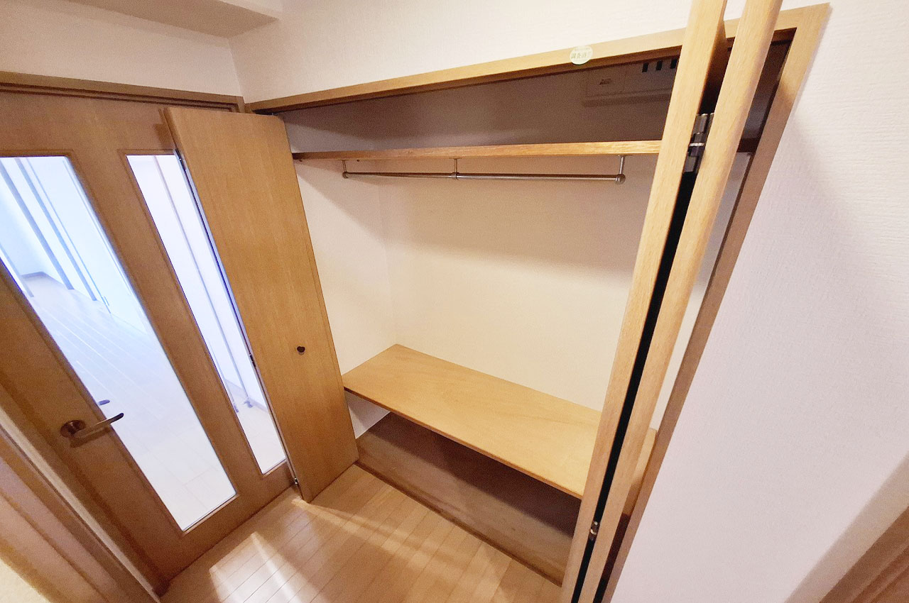 収納力が嬉しい廊下の大型クローゼット。