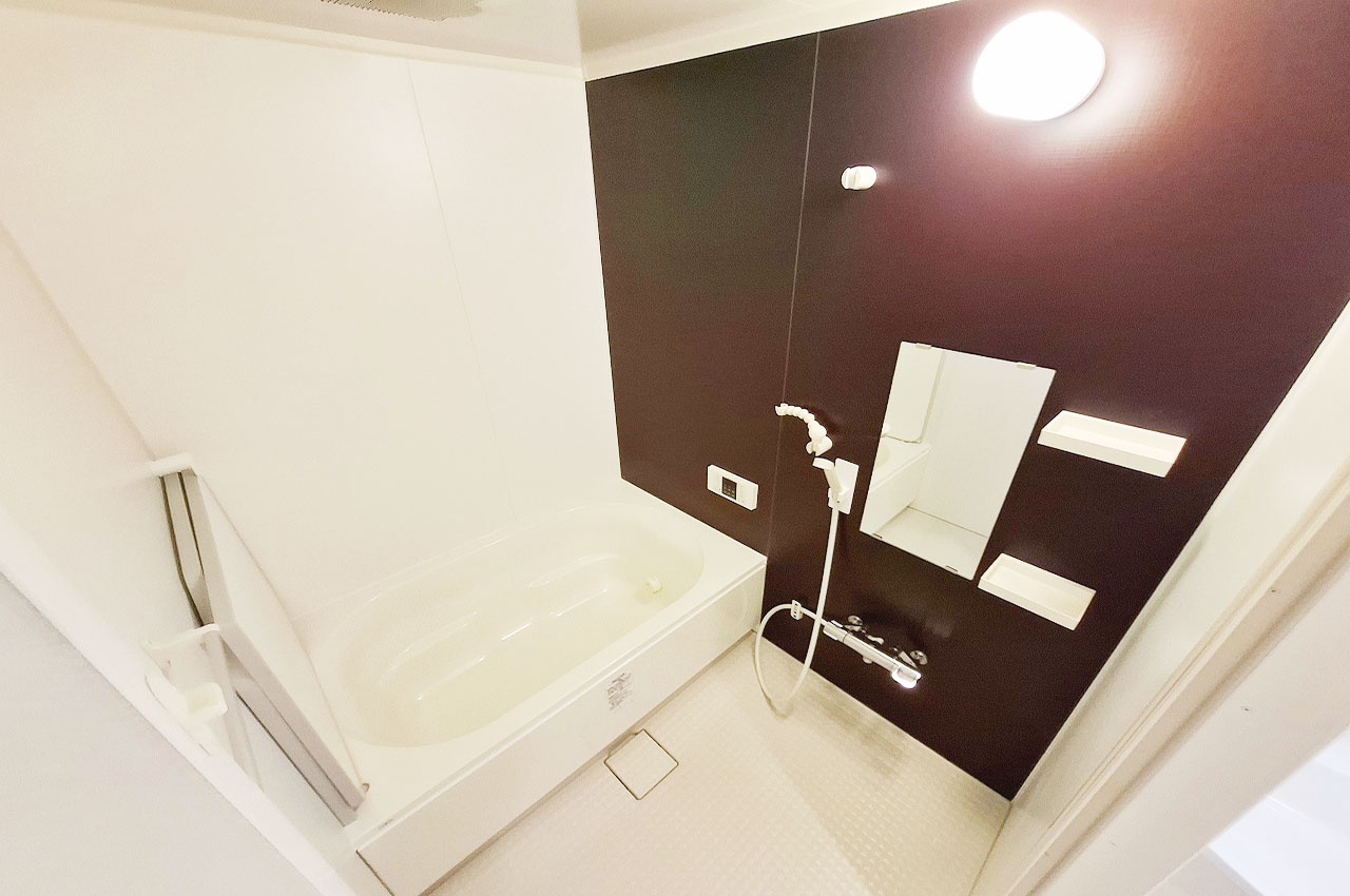 ブラウンのカラーパネルが落ち着いた雰囲気のバスルーム。