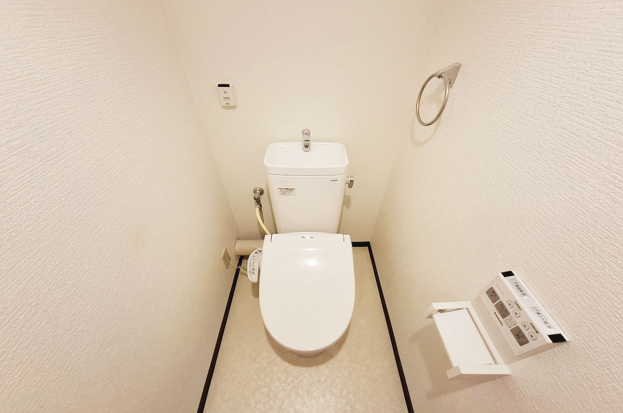 温水洗浄便座付きのトイレ。