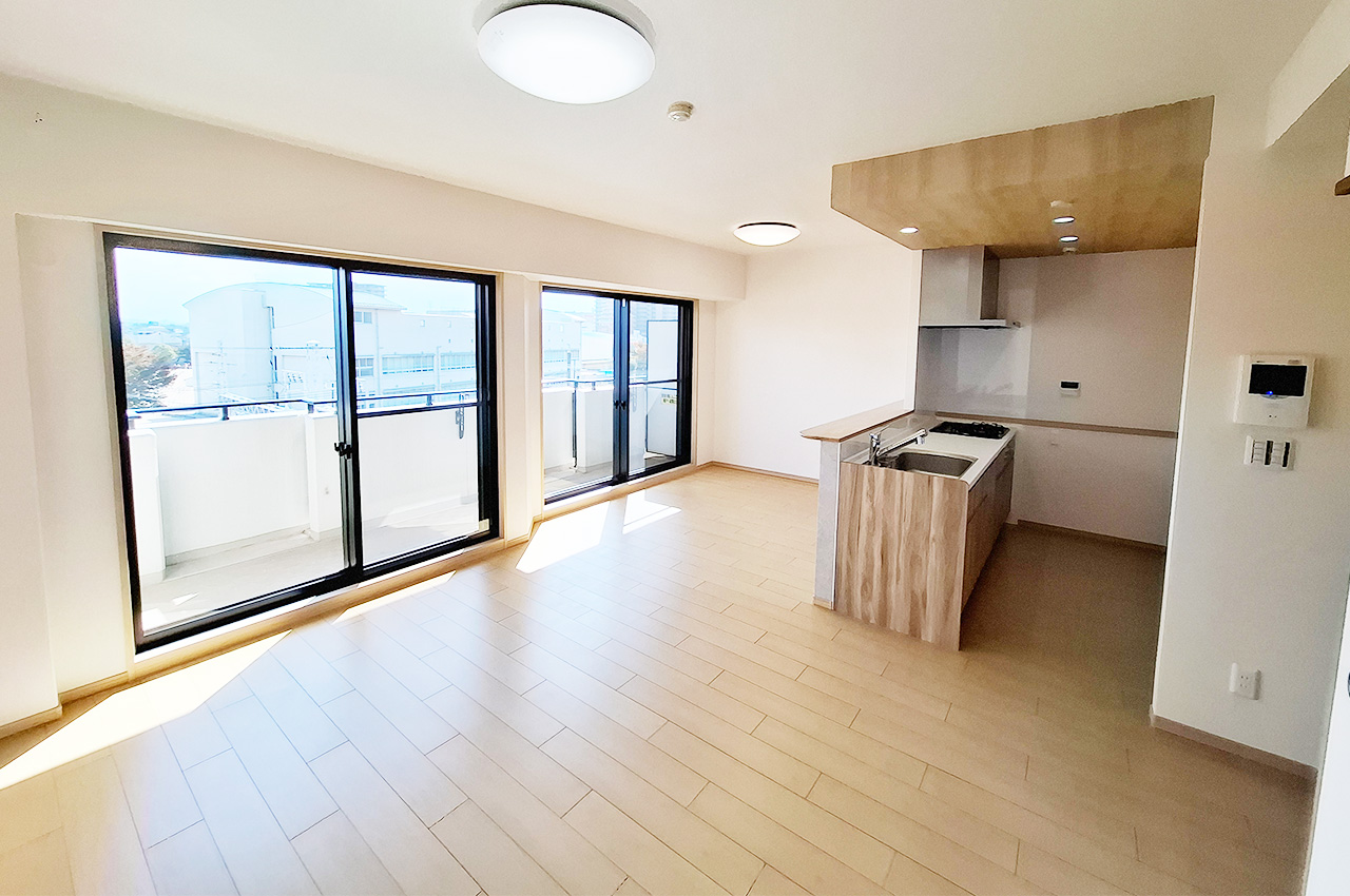 LDK:南東向きバルコニーに面した明るい室内。