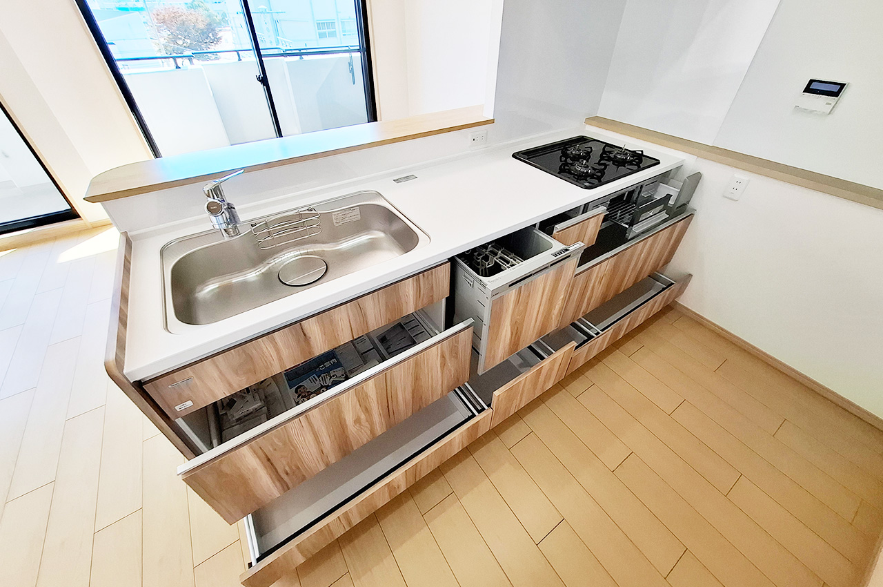 キッチン:出し入れしやすいスライド式収納で、整理整頓ラクラク。