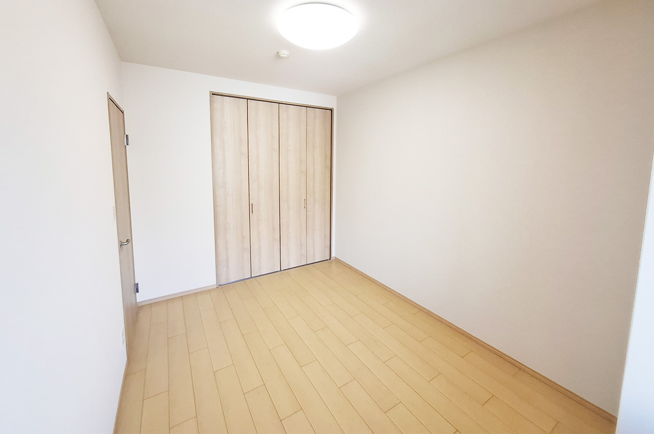 洋室1:壁一部に淡いベージュのアクセントクロスを貼りました。