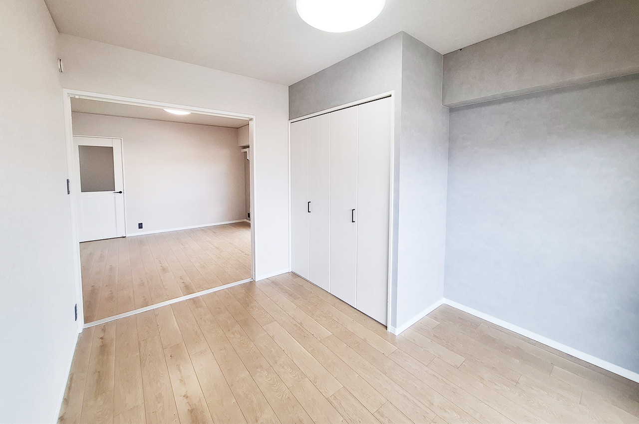 洋室3:クロスやフローリングを貼替えるなどリフォーム済み。アクセントクロスも新調しました。