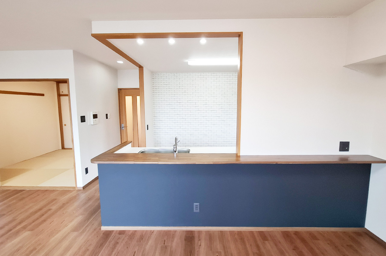 キッチンカウンター下にアクセントクロスを施しました。