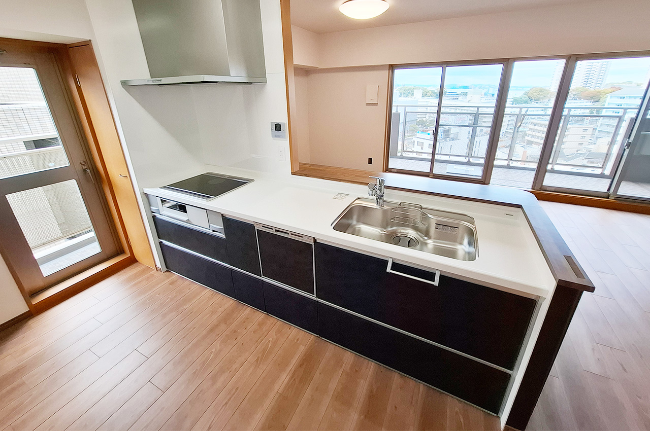 キッチン：食洗機付きシステムキッチンを新調。火を使わず安全で、お手入れしやすいIHコンロです。