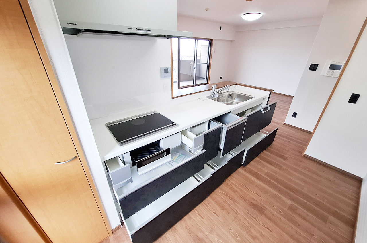 キッチン：足元の収納は、出し入れしやすく収納力があるスライドタイプ。