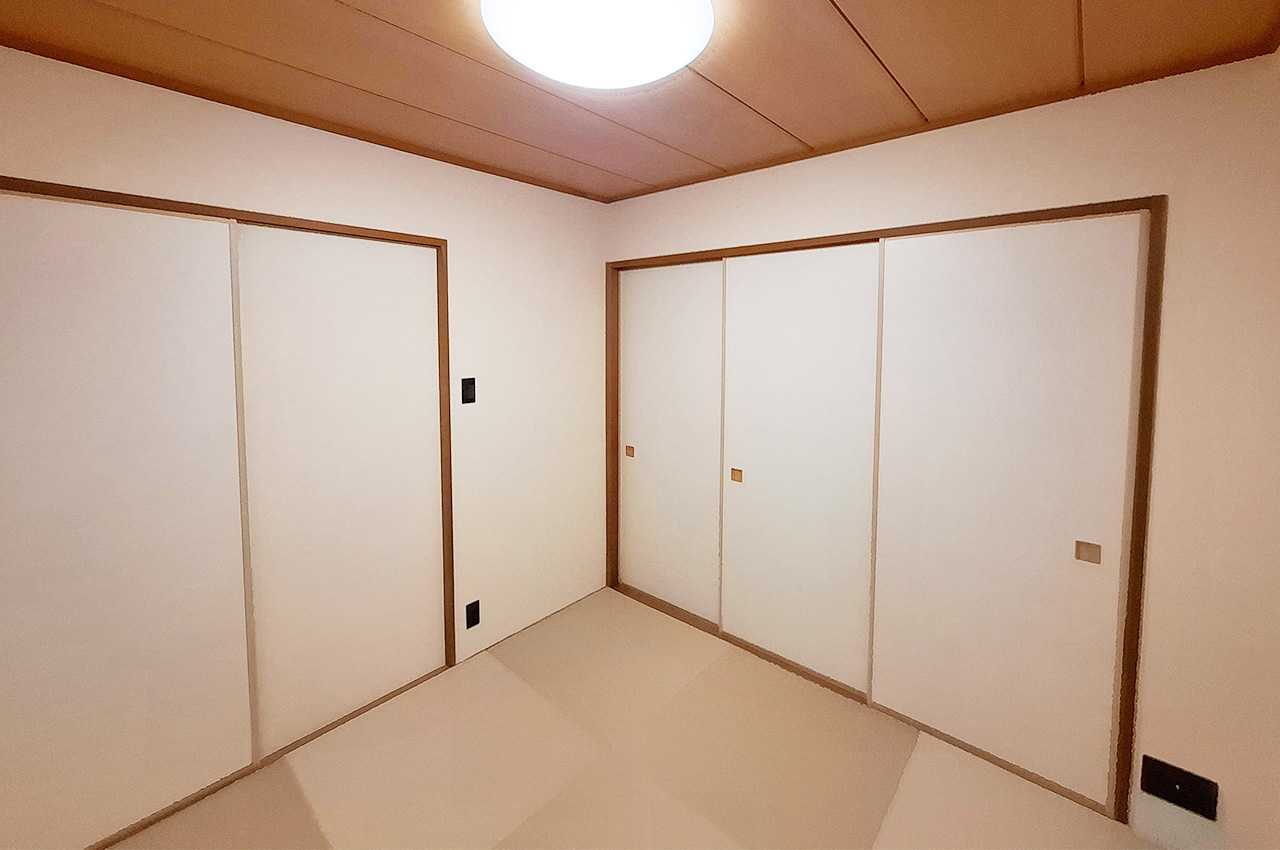 和室：半帖畳を新調するなどきれいにリフォーム済み。