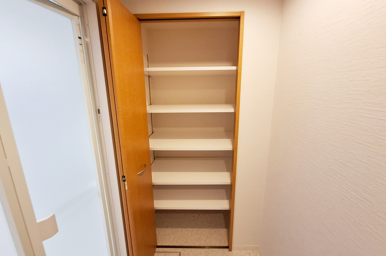 洗面室：リネン庫付きで、タオルや洗剤などのストックに便利です。