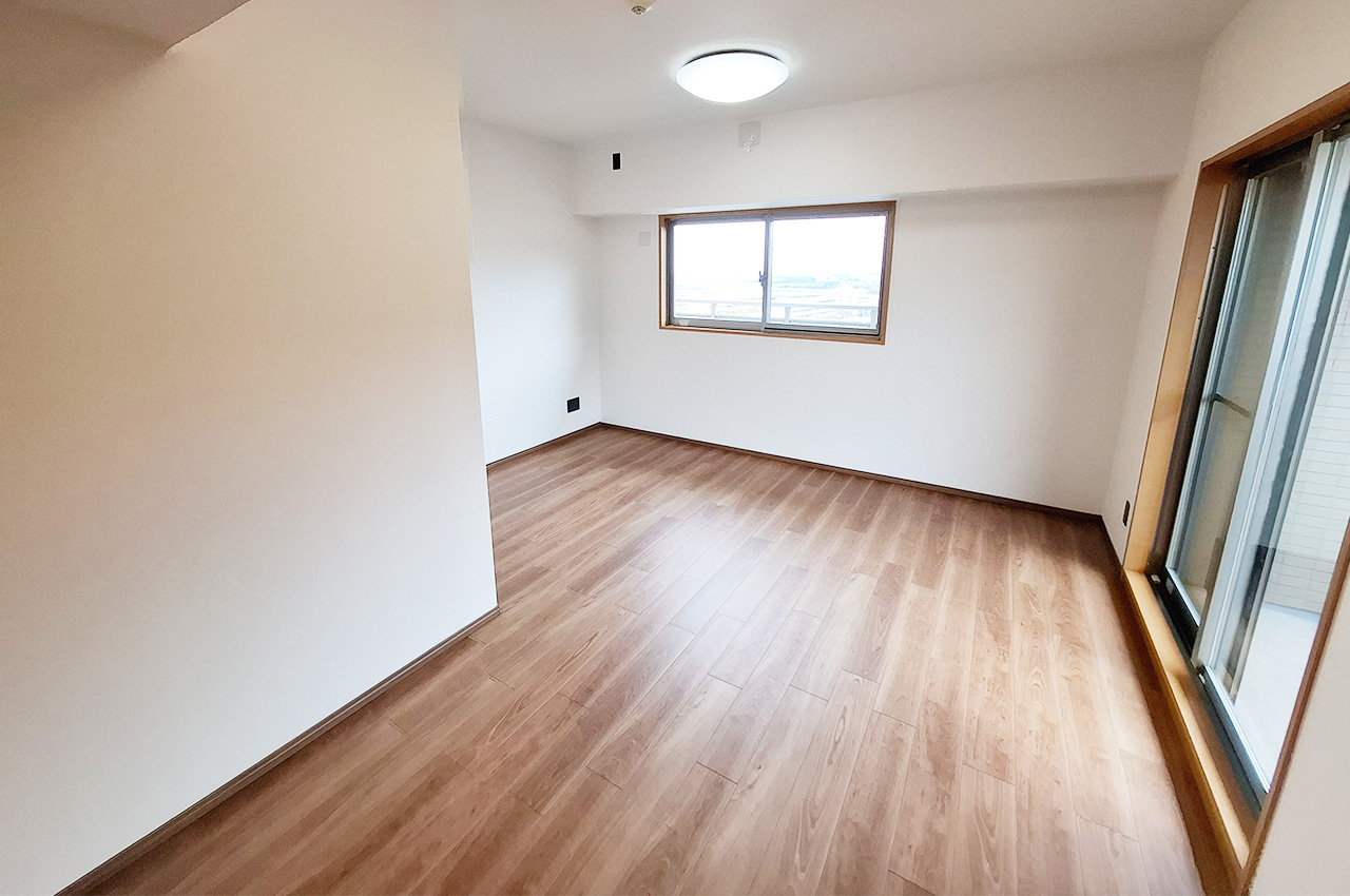 洋室1：クロスやフローリングを貼替えるなどリフォーム済み。