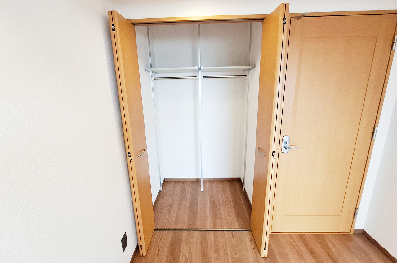 洋室1クローゼット：内部はきれいにリフォーム済み。