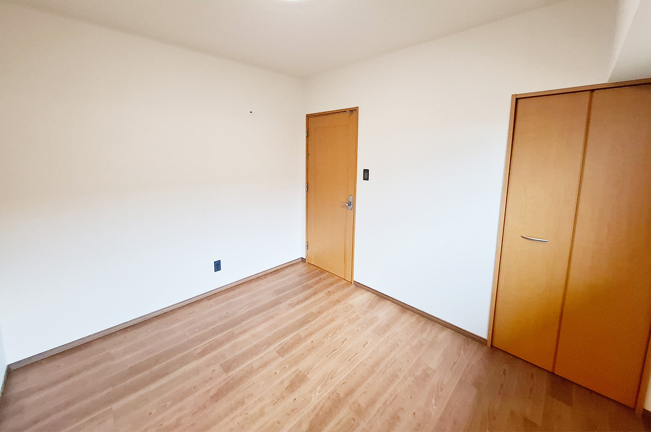 洋室2：クロスやフローリングを貼替えるなどリフォーム済み。