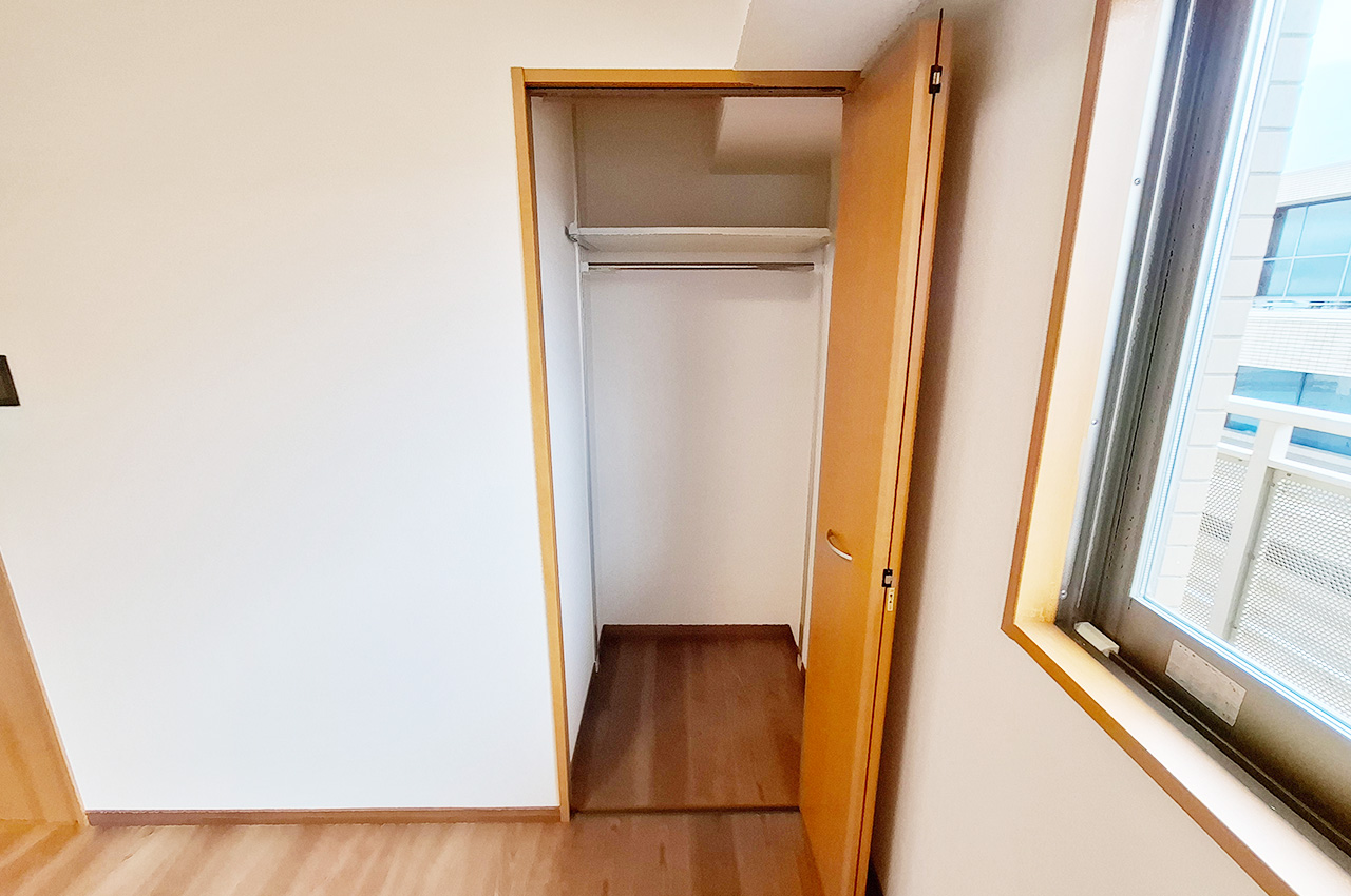 洋室2クローゼット：内部はきれいにリフォーム済み。