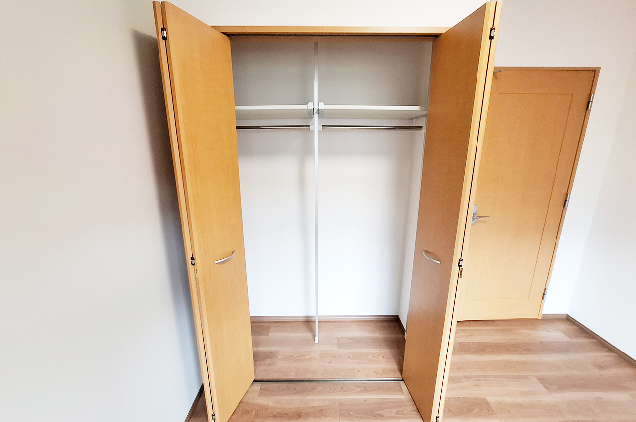 洋室3クローゼット：内部はきれいにリフォーム済み。