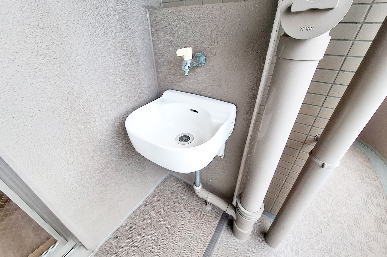 スロップシンク：バルコニーのお掃除や汚れ物を洗う時などに便利です。