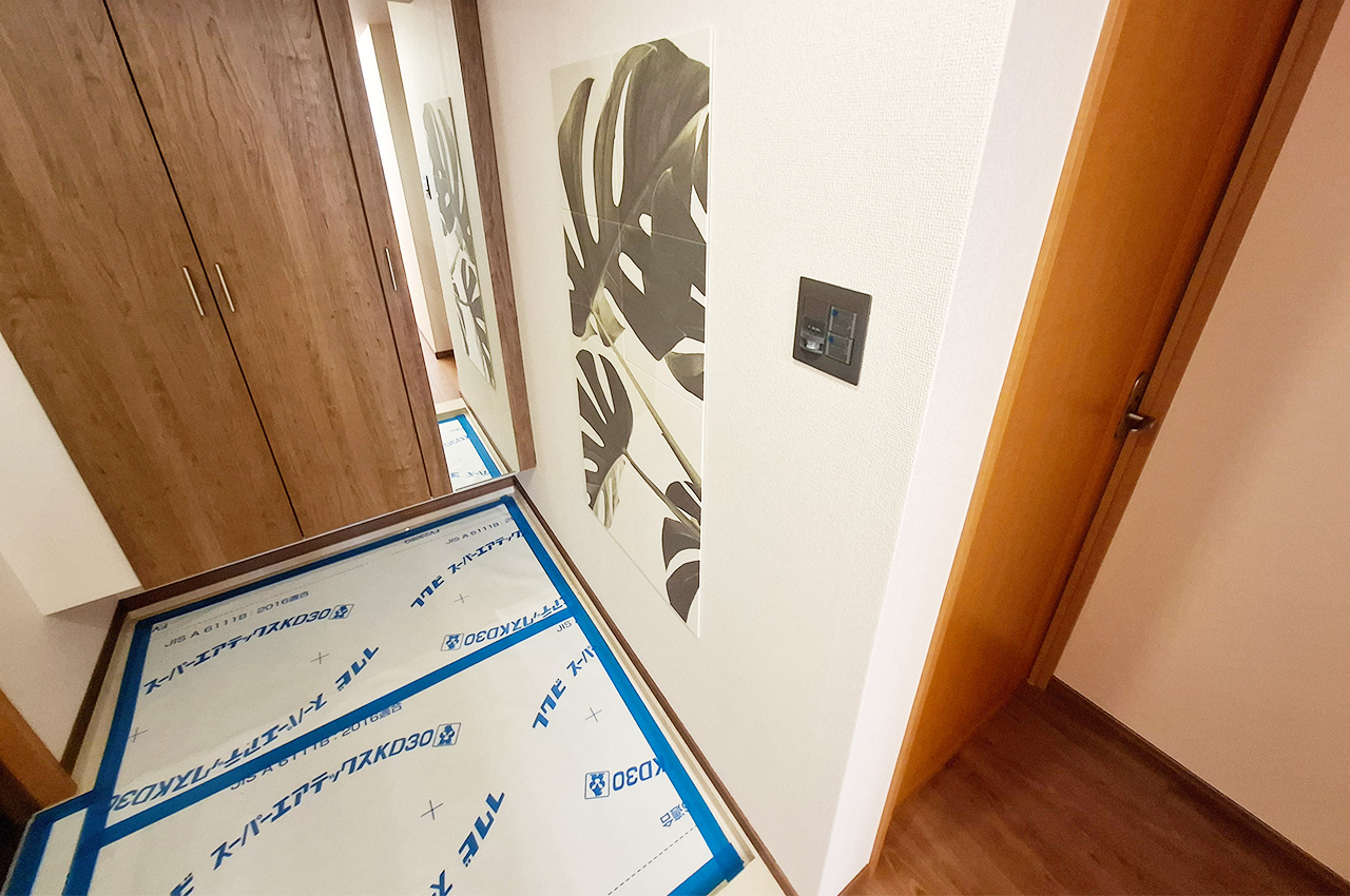 玄関：姿見付きの下駄箱を新調済み。