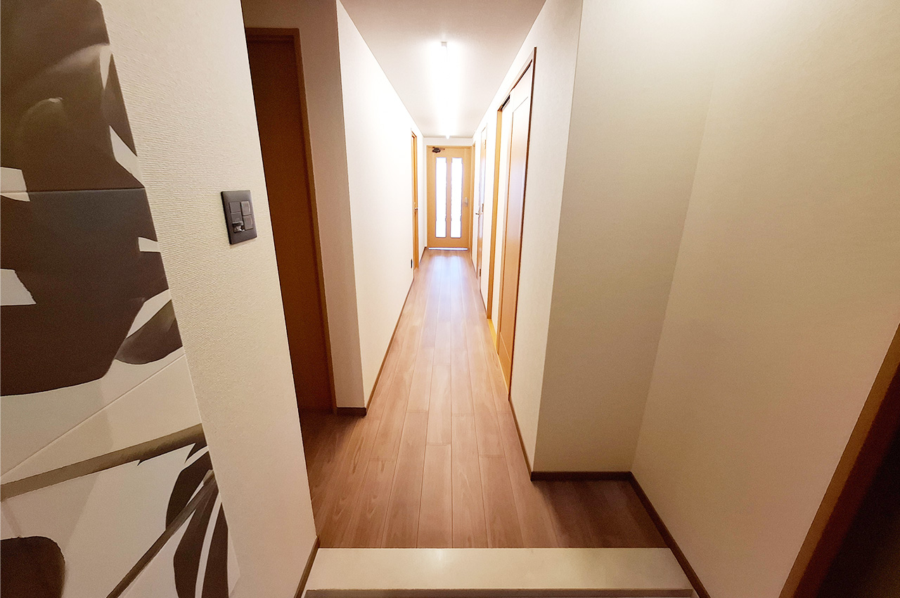 玄関・廊下：クロスやフローリングを貼替えるなどリフォーム済み。