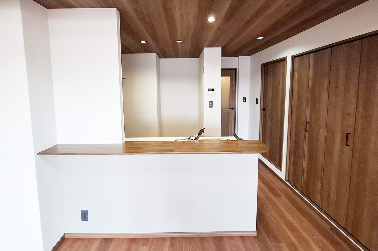 LDK：キッチン天井・カウンター下にアクセントクロスを施工。