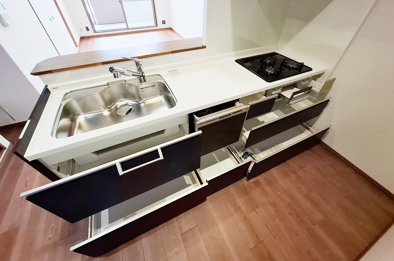 キッチン：スライド式の収納でキッチン用品や食器の整理整頓ラクラク。