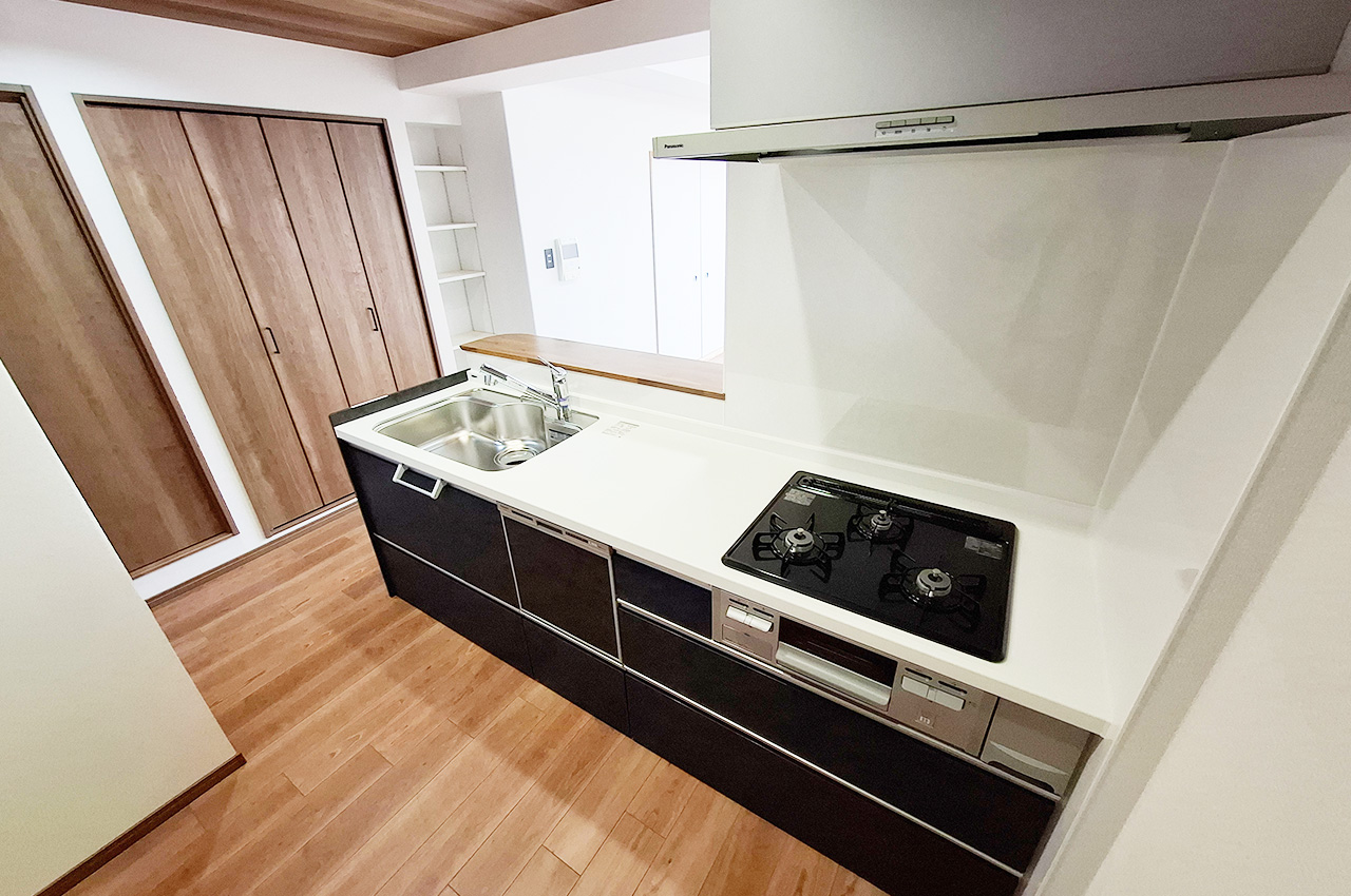 キッチン：キッチン横のスペースには物入と棚があります。