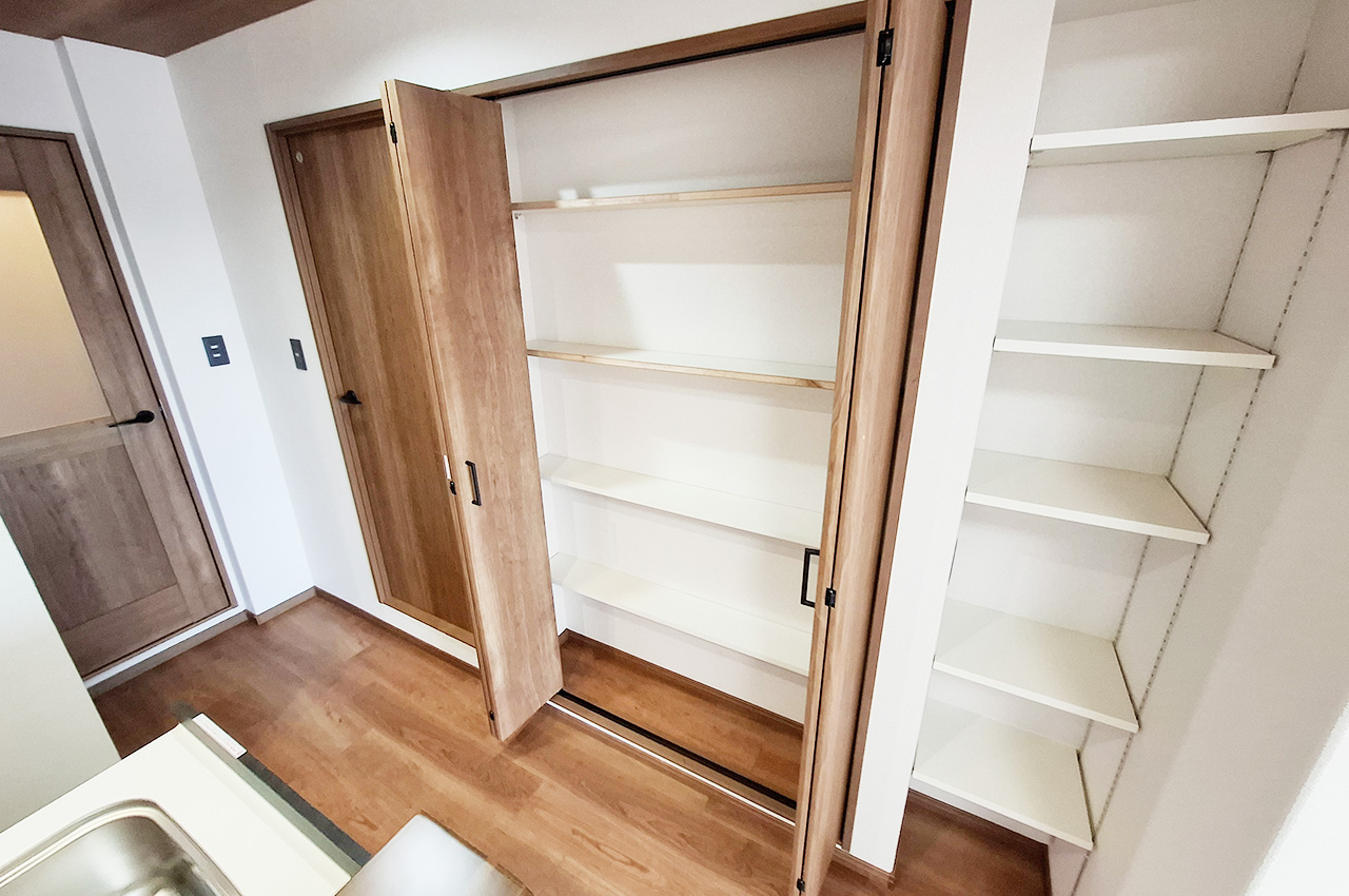 キッチン横収納：食品や日用品のストックに便利なパントリーとしても使えるスペースです。