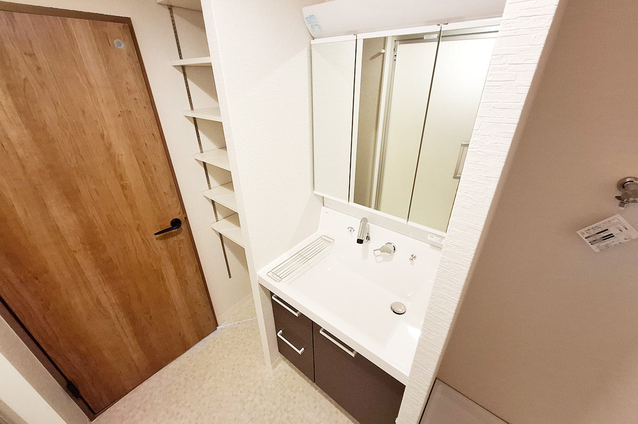 洗面室：洗面化粧台横にはタオルや洗剤などのストックに便利な可動棚付き。