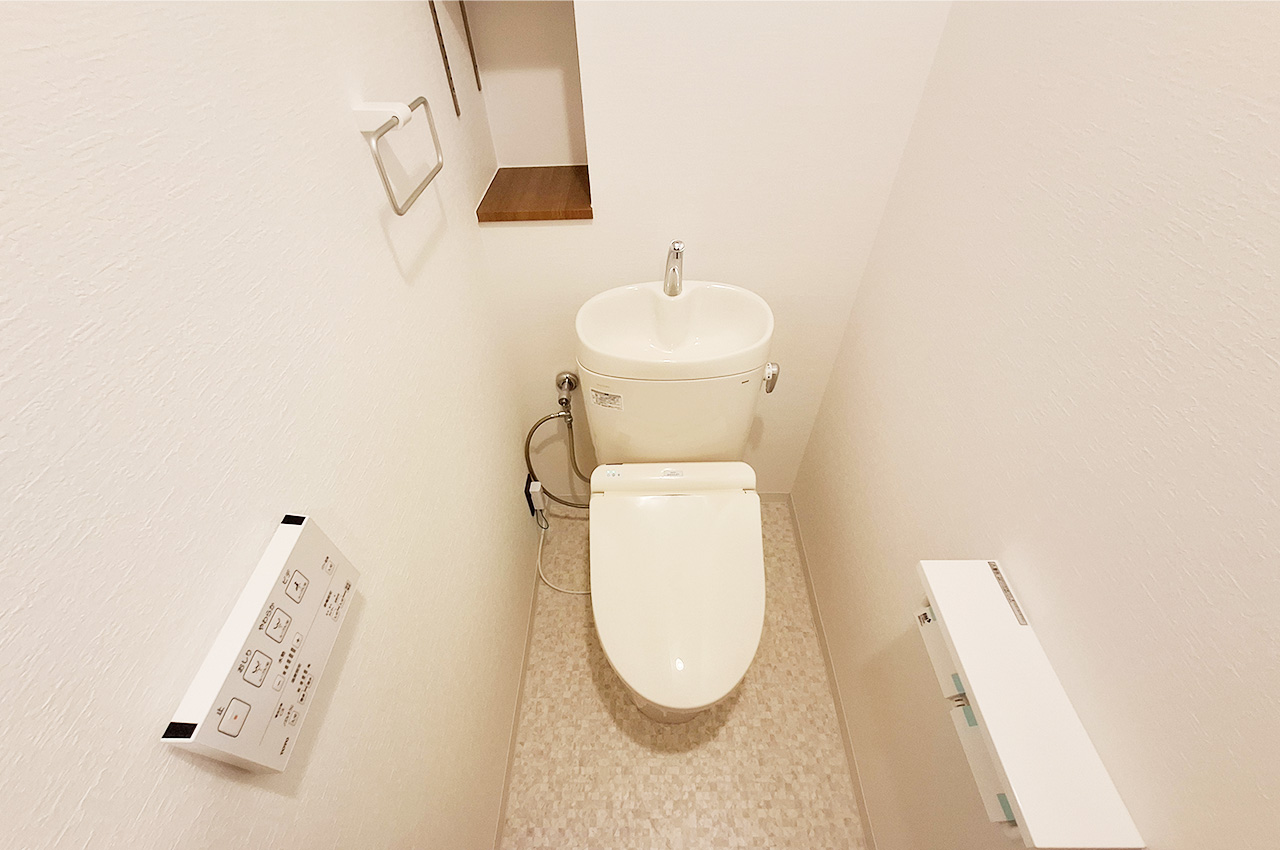 トイレ：背面には便利な可動棚付き。