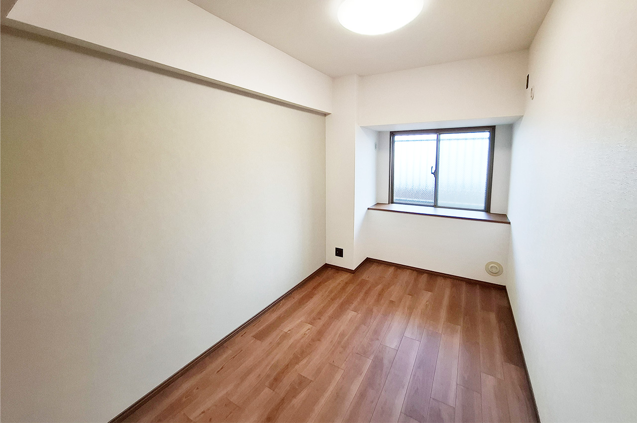 洋室1：空間を広く見せる出窓付きのお部屋です。アクセントクロスは新調済み。