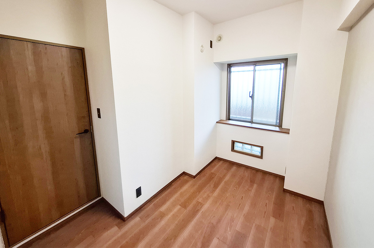 洋室2：クロスやフローリングを貼替えるなどリフォーム済み。