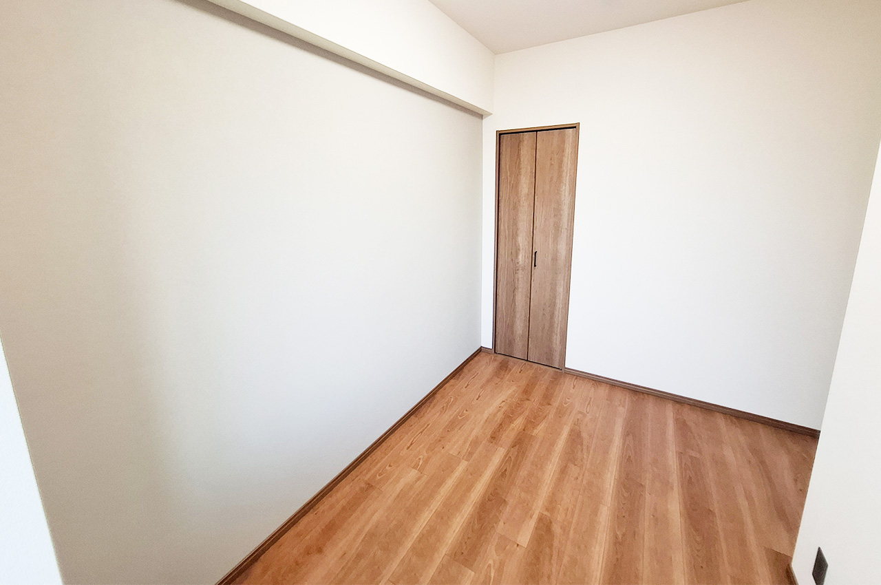 洋室2：壁一部にアクセントクロスを施工済み。