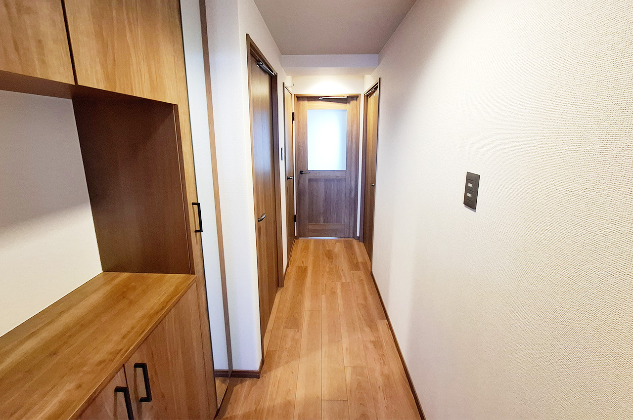 玄関・廊下：クロスやフローリングを貼替えるなどリフォーム済み。