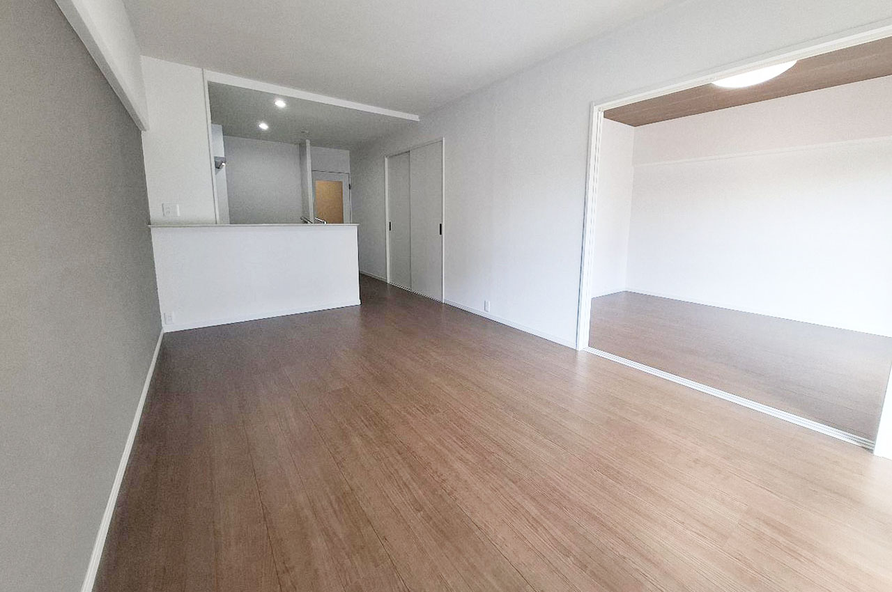 約6帖の洋室二部屋と続間になったLDK。動線がスムーズな間取りです。