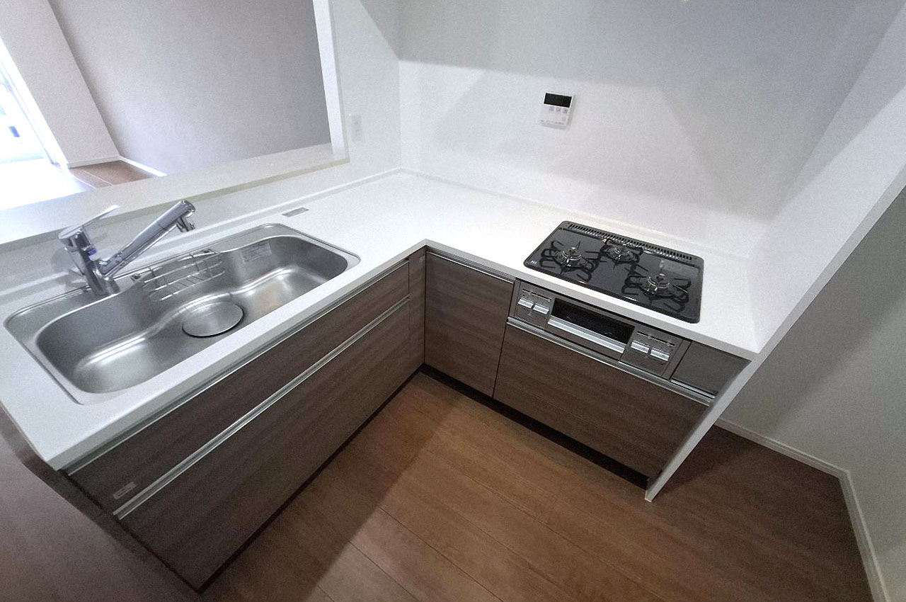 キッチン内もピカピカにリフォーム。タカラスタンダードのL型キッチンも新調済みです。