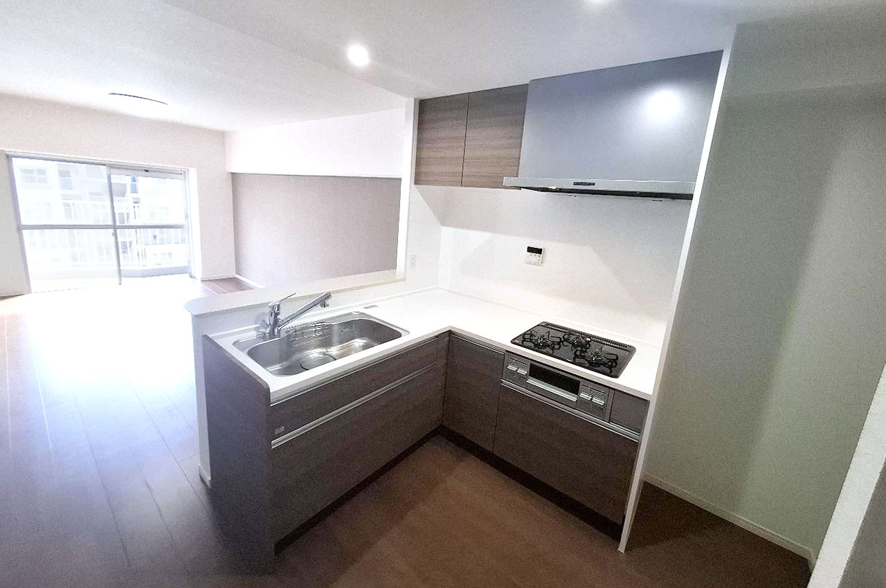 リビングを見渡しながら家事ができる開放感のある対面式で、作業効率の良いL型のシステムキッチンです。