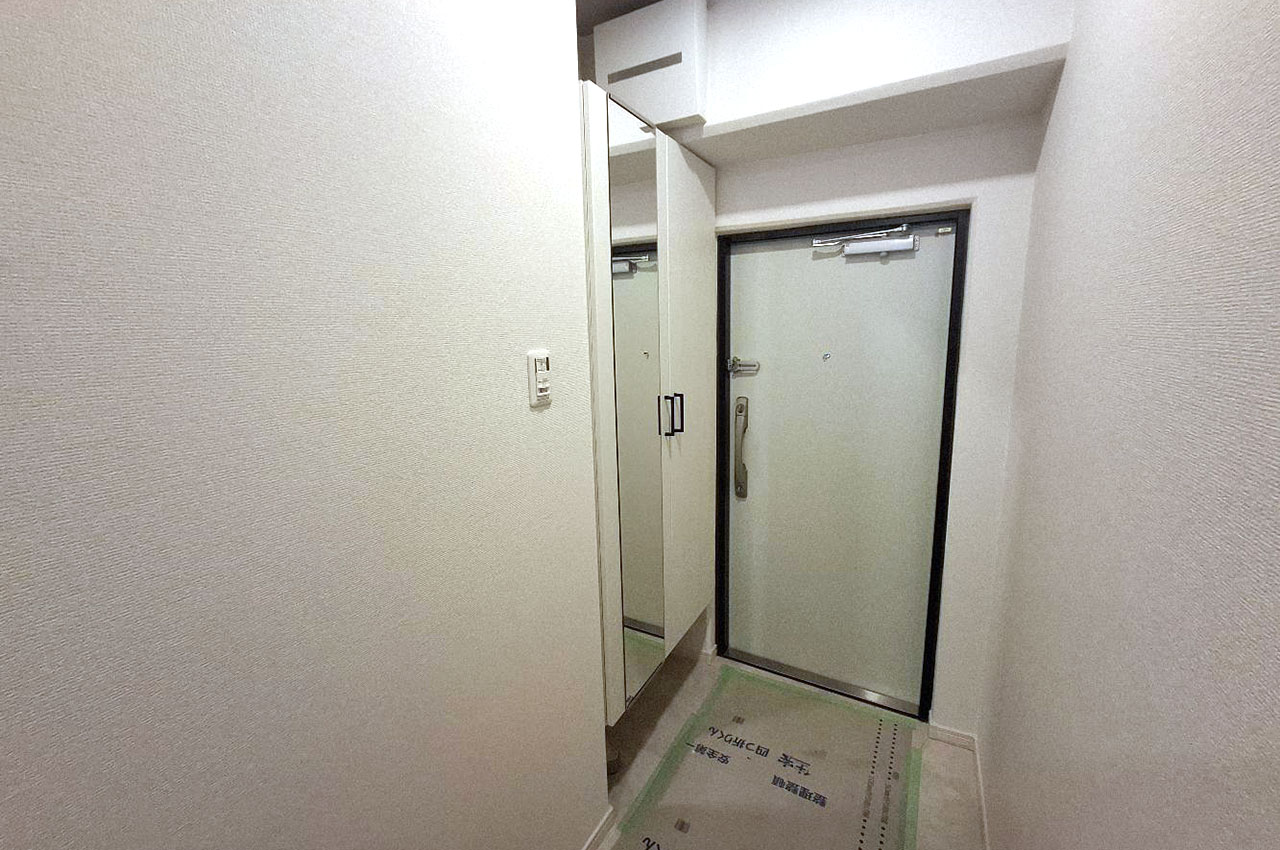 玄関や廊下もフルリフォーム済み。姿見付きの下駄箱も新調しました。