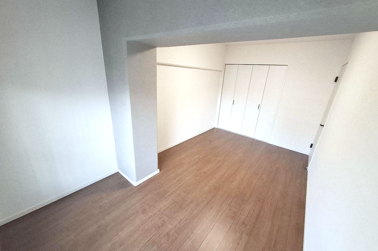 約8帖の洋室①。梁部分にアクセントクロスを貼るなどリフォームでまっさらのお部屋になりました。