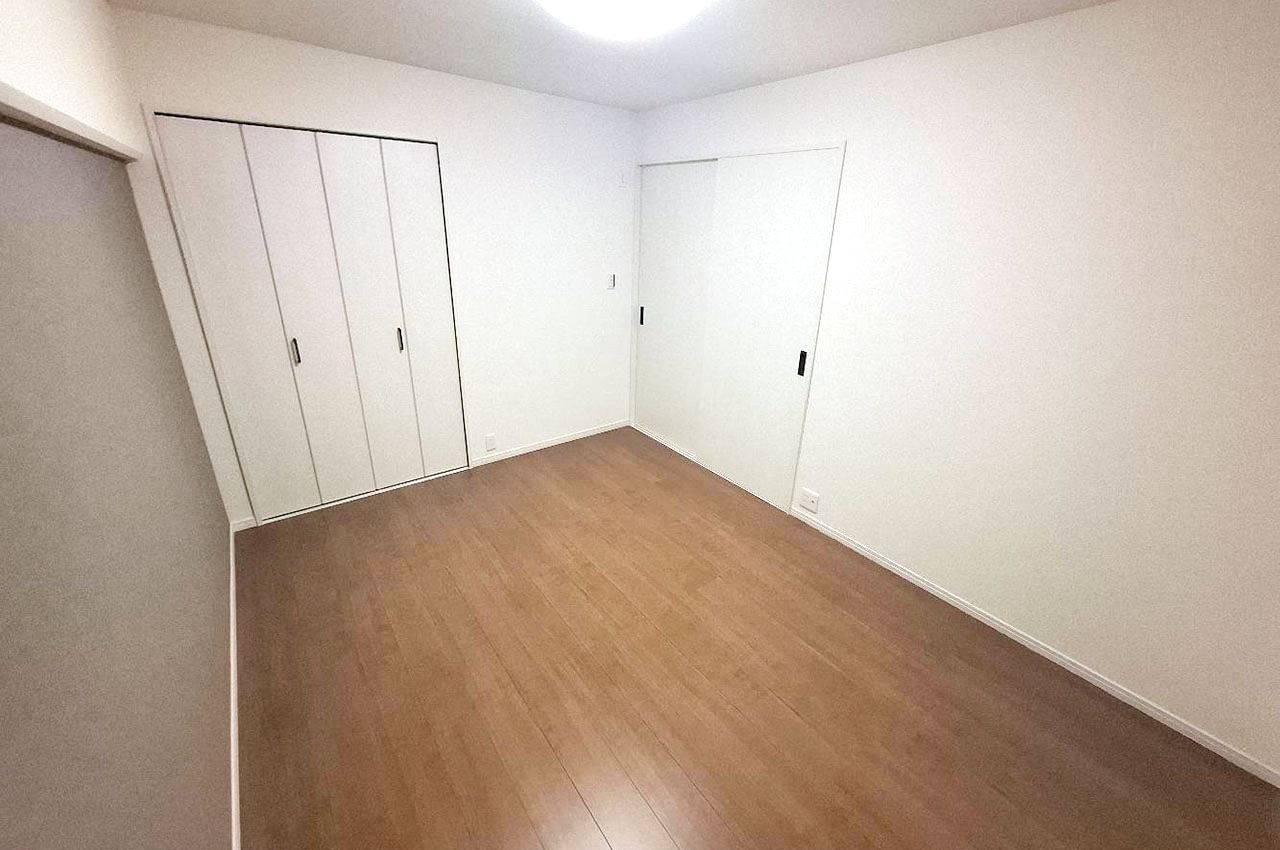 真中のお部屋、約6帖の洋室②。和室をリノベーションし新しく生まれ変わったお部屋です。