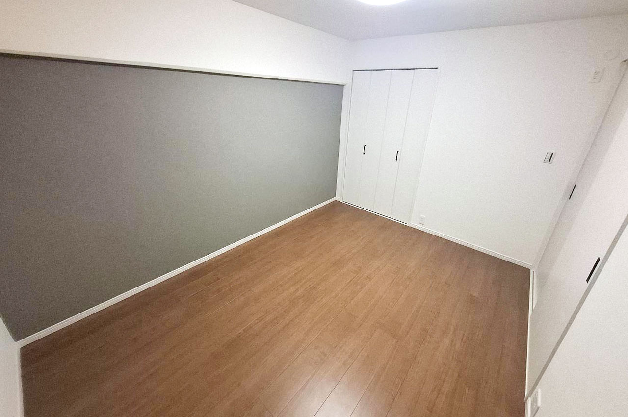 洋室②の壁一部にもアクセントクロスを施し、シックでモダンなお部屋に仕上げました。