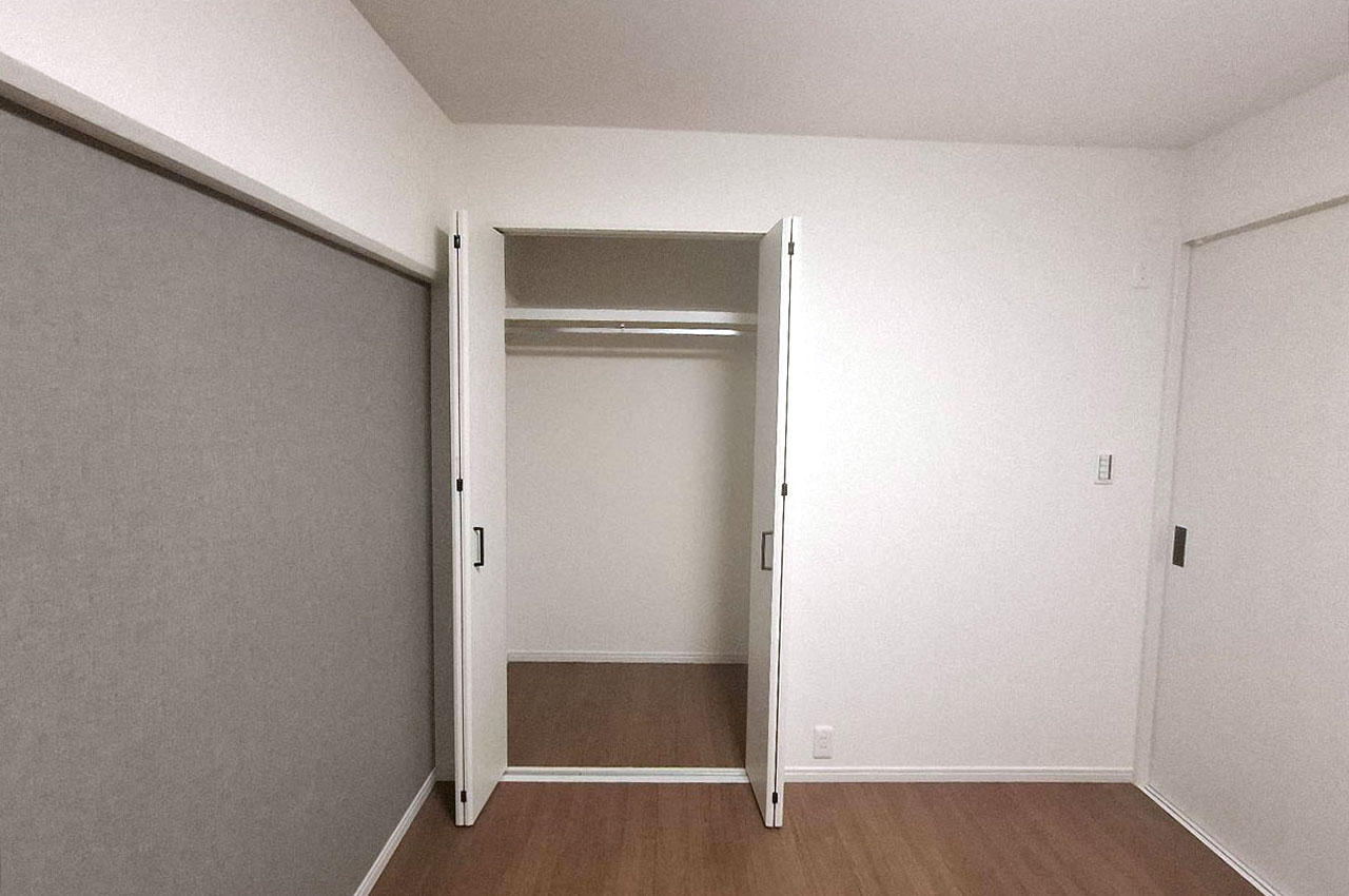 洋室②のクローゼット。きれいに新調済みです。