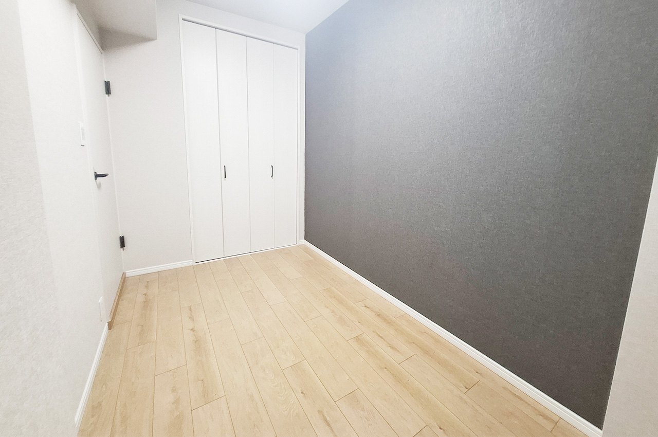 洋室2：ダークグレーのアクセントクロスを施し、落ち着いた雰囲気に。