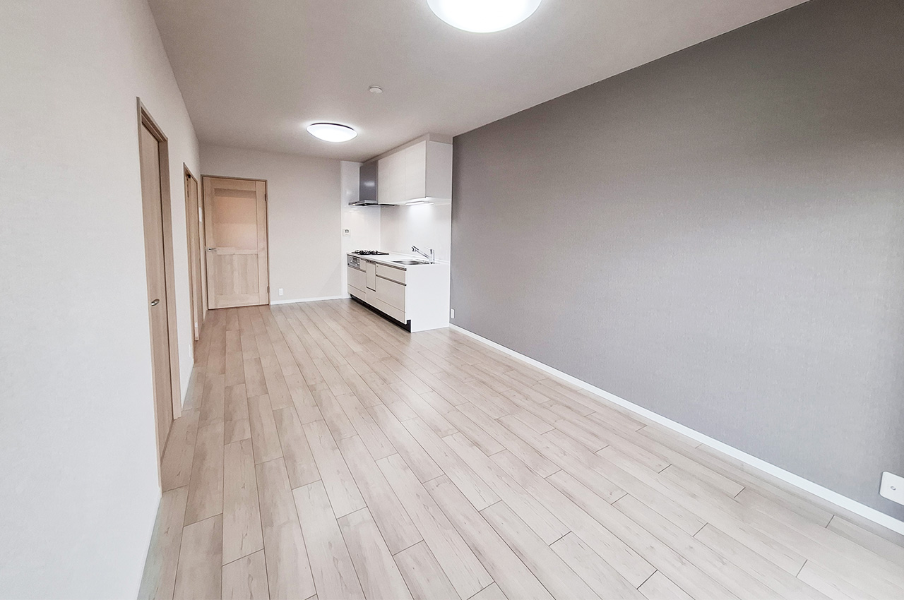 LDK:グレーのアクセントクロスを新調済み。